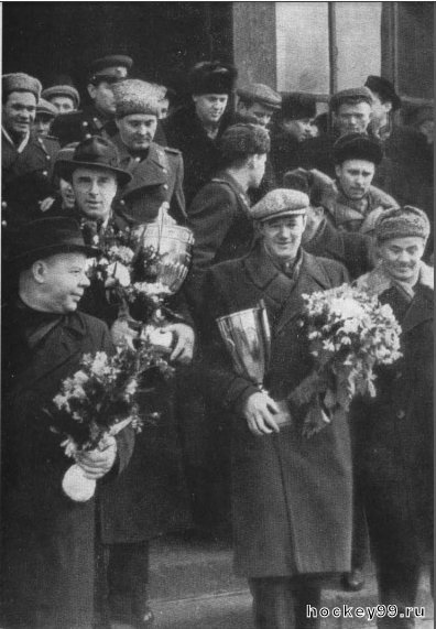 Советские хоккеисты возвращаются с победой из Стокгольма, 1954.