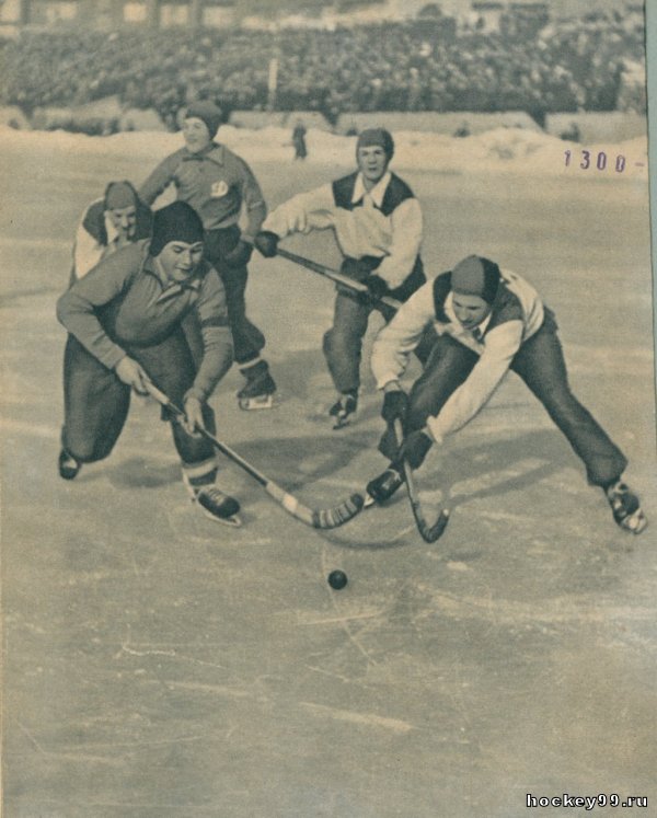 Встреча на первенство СССР по хоккею с мячом
