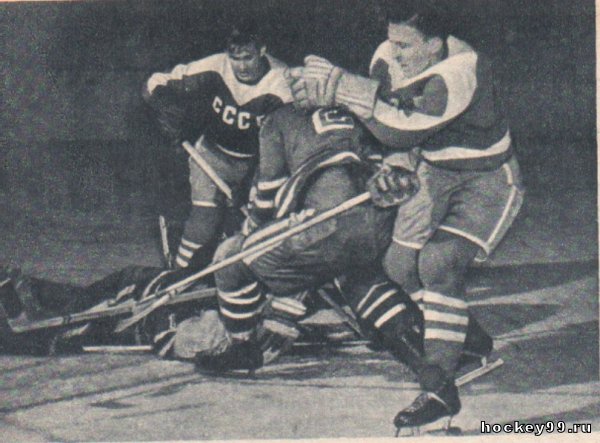 Американский вратарь вместе с защитником самоотверженно сопротивляется натиску советских нападающих Виктора Пряжникова и Юрия Пантюхова.